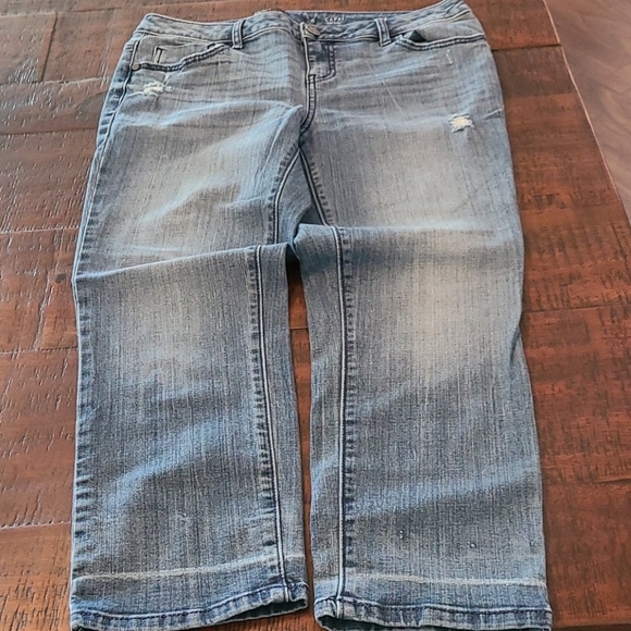 Simply Vera Wang Disrressed Capris. Great Cond. - Picture 6 of 6